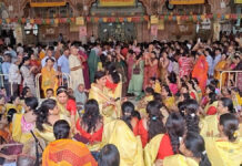 Women of Radha Govind Sakhi family wooed Thakurji with bhajans