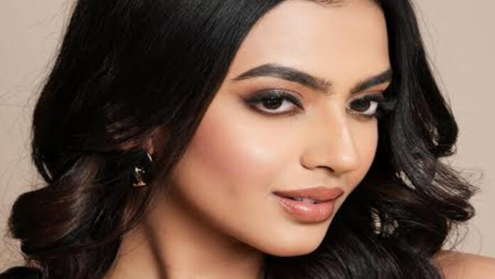 Kashika Kapoor's effortless beauty wows at the 'Pitch to Get Rich' screening Kashika Kapoor